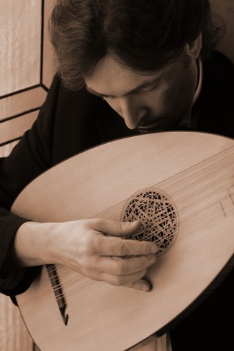 Savona: un concerto di liuto di musiche dell’epoca di Shakespeare con Massimo Marchese
