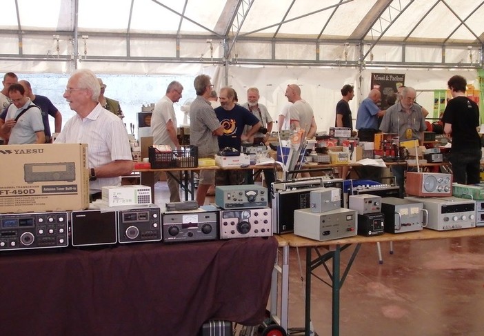 "Vendo Compro Regalo Savona": il market dell'usato online che tanto piace su facebook