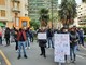 Savona, gli ambulanti scendono in piazza: corteo per le vie della città e protesta sotto la Prefettura (FOTO e VIDEO)