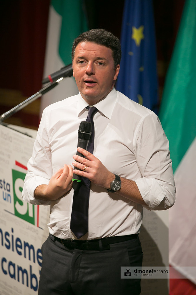 Nella foto, Matteo Renzi durante la sua più recente visita a Savona