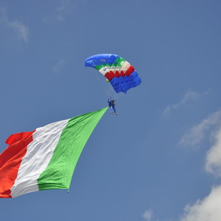 Manifestazione aerea e paracadutismo acrobatico ad Albisola Superiore