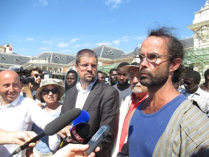 Nizza: si è aperta una falla nella 'linea maginot' francese? Altri 83 migranti dalla Val Roya a Nizza (Foto e Video) Nizza: si è aperta una falla nella 'linea maginot' francese? Altri 83 migranti dalla Val Roya a Nizza (Foto e Video)