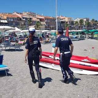 Borse, portafogli, orologi e scarpe: quattro sequestri di merce contraffatta da parte della municipale di Loano (FOTO)