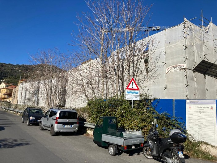 Alassio, iniziati i lavori sulla copertura degli edifici dell'Ex Mattatoio (FOTO) Alassio, iniziati i lavori sulla copertura degli edifici dell'Ex Mattatoio (FOTO)