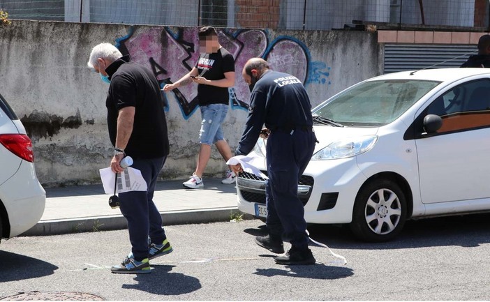 Nella foto di Silvio Fasano, i vigili urbani prendono le misure per la collocazione dei banchi Nella foto di Silvio Fasano, i vigili urbani prendono le misure per la collocazione dei banchi