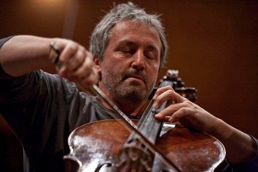 Mario Brunello (violoncello) con “Geometrie dell'anima: tra la grazia di Bach e l'abisso di Weinberg” inaugura l'edizione 2026 di “Noli Musica Festival” Mario Brunello (violoncello) con “Geometrie dell'anima: tra la grazia di Bach e l'abisso di Weinberg” inaugura l'edizione 2026 di “Noli Musica Festival”