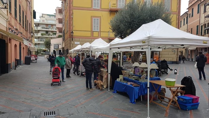 Loano, artigiani e artisti in piazza Massena Loano, artigiani e artisti in piazza Massena