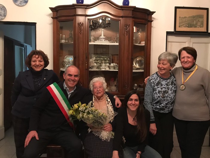 Albenga, 'nonna' Maria Boragno compie 107 anni (FOTO e VIDEO) Albenga, 'nonna' Maria Boragno compie 107 anni (FOTO e VIDEO)