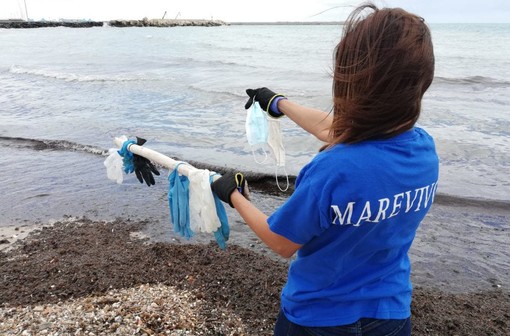 La pandemia nella pandemia: il Covid fa aumentare il consumo (e l’inquinamento) di plastica La pandemia nella pandemia: il Covid fa aumentare il consumo (e l’inquinamento) di plastica