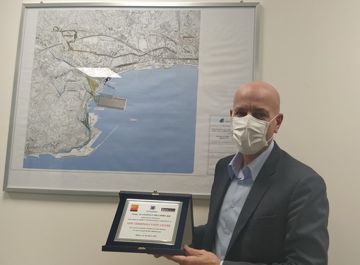 Paolo Cornetto – Amministratore Delegato APM Terminals Vado Ligure con la targa relativa al riconoscimento ricevuto Paolo Cornetto – Amministratore Delegato APM Terminals Vado Ligure con la targa relativa al riconoscimento ricevuto
