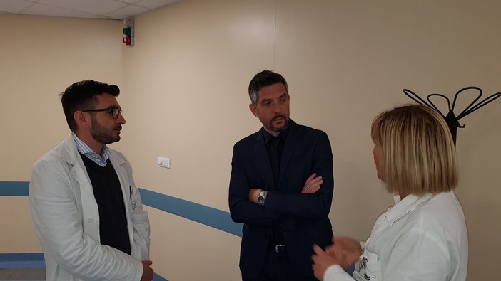 Il consigliere regionale Andrea Melis (M5S) fa visita all'ospedale di Savona