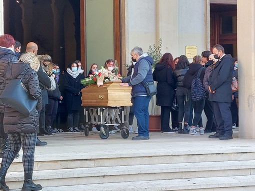 Hallelujah e la sua soave voce, l'ultimo saluto alla 18enne Martina Riberti (FOTO e VIDEO)