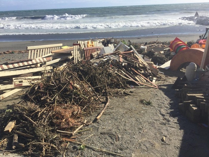 Varazze, la mareggiata e il forte vento devastano il porto e gli stabilimenti balneari, sindaco Bozzano: "Danni per circa 1 milione di euro" (FOTO e VIDEO)