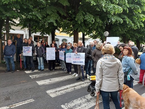Altare, nuova protesta contro l'ex Savam. Cittadini e commercianti in piazza: "Strada chiusa da sette mesi, ora basta" (FOTO) Altare, nuova protesta contro l'ex Savam. Cittadini e commercianti in piazza: "Strada chiusa da sette mesi, ora basta" (FOTO)
