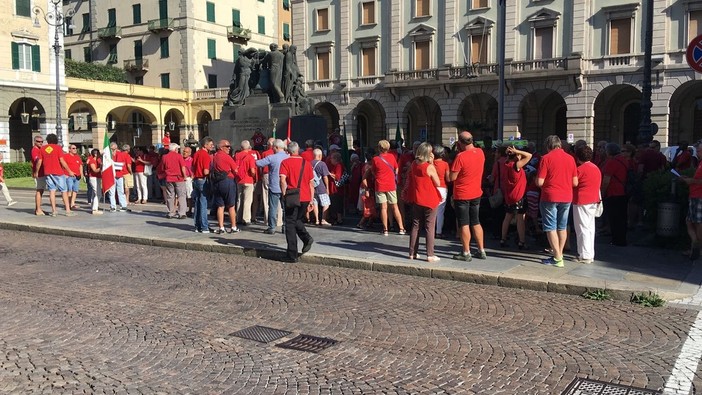 Savona, una maglietta rossa in piazza Mameli, segno di solidarietà, accoglienza e giustizia sociale. Rago, Anpi: "Basta morti in mare" Savona, una maglietta rossa in piazza Mameli, segno di solidarietà, accoglienza e giustizia sociale. Rago, Anpi: "Basta morti in mare"