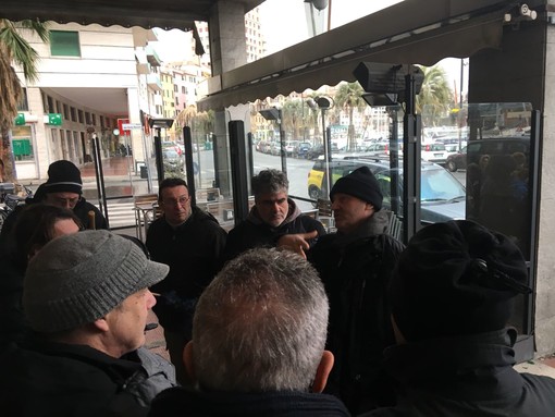 Savona, sciopero Mondomarine: i lavoratori bloccano l’Aurelia (FOTO e VIDEO)