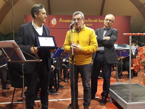 Giustenice, tra le note di Natale gli auguri per il pensionamento di Marco Ferrari (FOTO) Giustenice, tra le note di Natale gli auguri per il pensionamento di Marco Ferrari (FOTO)