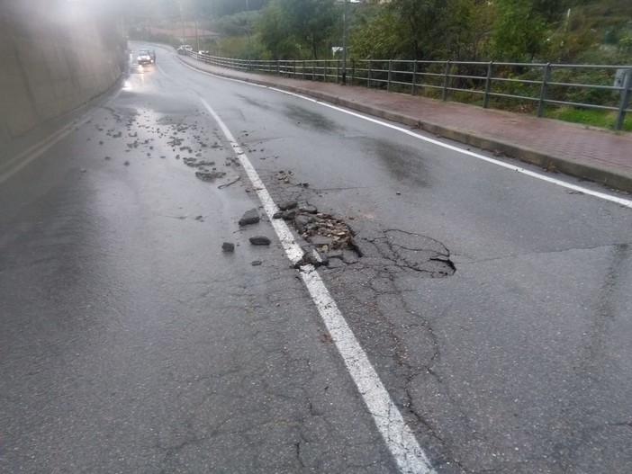 Loano, la strada per Verzi danneggiata dal maltempo: disposta dal Comune la chiusura di una corsia