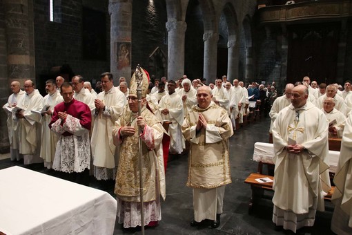 Albenga, processione e Messa del Crisma presieduta dal Vescovo Guglielmo Borghetti (FOTO)