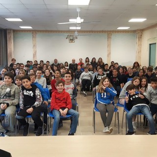 Alassio, il maggiore dei carabinieri Massimo Ferrari incontra gli alunni delle scuole medie (FOTO)
