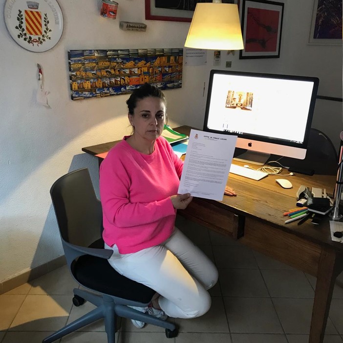 Nella foto: Marinella Geremia con in mano la copia della lettera inoltrata all'ONU Nella foto: Marinella Geremia con in mano la copia della lettera inoltrata all'ONU