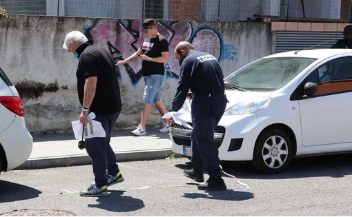 Nella foto di Silvio Fasano, i vigili urbani prendono le misure per la collocazione dei banchi