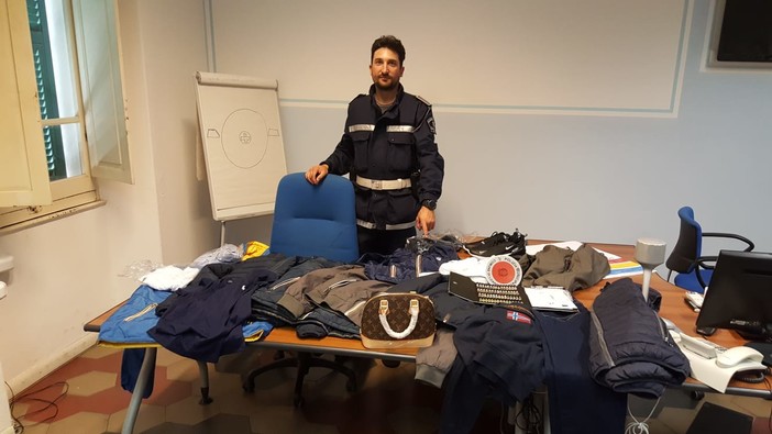 Oltre 93 mila euro di multe, tre sequestri di merce falsa e una denuncia per spaccio: superlavoro della municipale di Loano nei ponti primaverili Oltre 93 mila euro di multe, tre sequestri di merce falsa e una denuncia per spaccio: superlavoro della municipale di Loano nei ponti primaverili