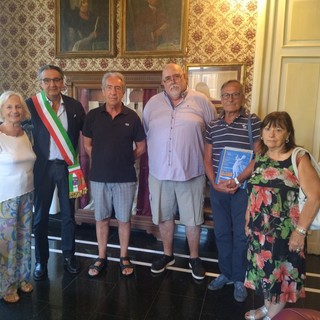 Da oltre 50 anni passano le vacanze ad Alassio: il vice sindaco Galtieri premia due turisti fedeli Da oltre 50 anni passano le vacanze ad Alassio: il vice sindaco Galtieri premia due turisti fedeli