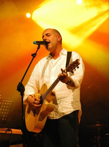 Grotte di Toirano: ultima tappa del tour estivo musico-solidale del testimonial del Gaslini Onlus Massimo Schiavon Grotte di Toirano: ultima tappa del tour estivo musico-solidale del testimonial del Gaslini Onlus Massimo Schiavon