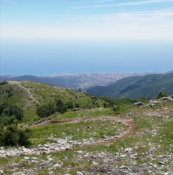 Loano: sulla cima del Monte Carmo torna la "Festa del Fiore" con tendata notturna, due concerti in vetta e pasta party Loano: sulla cima del Monte Carmo torna la "Festa del Fiore" con tendata notturna, due concerti in vetta e pasta party