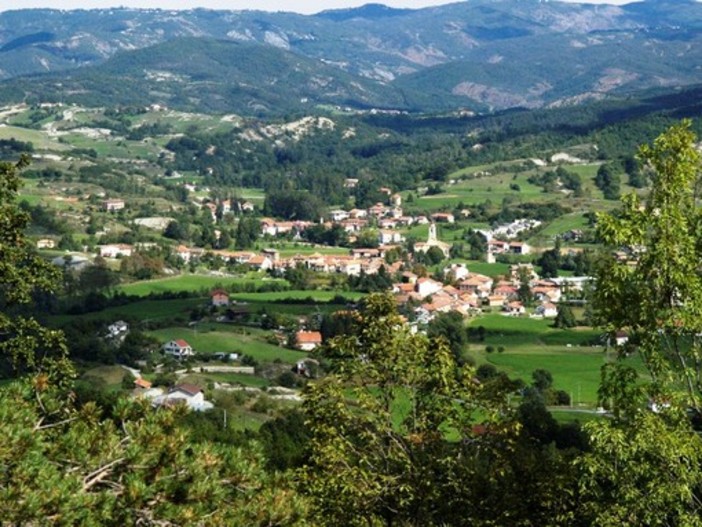 Mioglia, abbandono selvaggio di rifiuti: il sindaco rimuove l'area ecologica di Piazza G. Rolandi Mioglia, abbandono selvaggio di rifiuti: il sindaco rimuove l'area ecologica di Piazza G. Rolandi