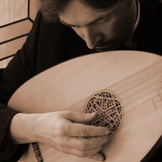 Savona: un concerto di liuto di musiche dell’epoca di Shakespeare con Massimo Marchese