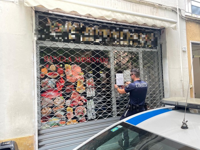 Albenga, minimarket chiuso per 15 giorni: era ritrovo di spacciatori e consumatori di alcol Albenga, minimarket chiuso per 15 giorni: era ritrovo di spacciatori e consumatori di alcol