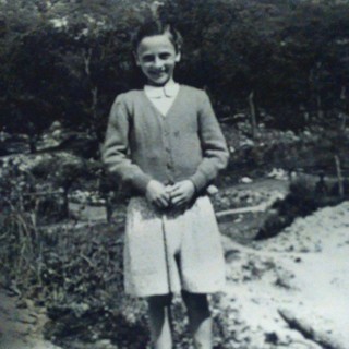 Data in adozione, oggi la signora Maria cerca di risalire alle sue origini biologiche. L'appello:"Vorrei portare un fiore a mia madre"