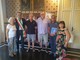 Da oltre 50 anni passano le vacanze ad Alassio: il vice sindaco Galtieri premia due turisti fedeli