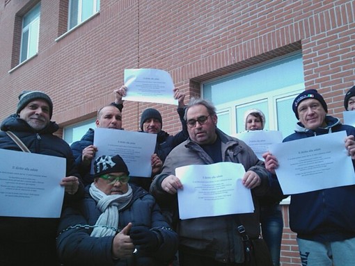 Protesta di Max Biovi davanti all’ospedale di Albenga: le precisazioni da parte dell'Asl 2