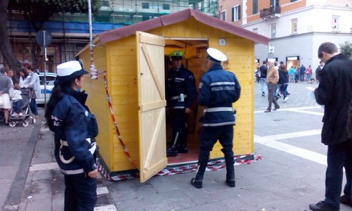 Sequestrato per violazione della legge elettorale il gazebo dei 5 stelle a Savona Sequestrato per violazione della legge elettorale il gazebo dei 5 stelle a Savona