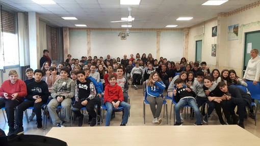 Alassio, il maggiore dei carabinieri Massimo Ferrari incontra gli alunni delle scuole medie (FOTO)