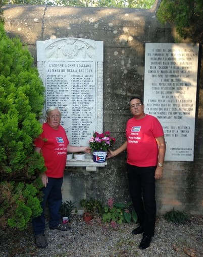 Il delegato cubano Marcelino Guerra Rosabal in visita al Monumento che ricorda i Martiri della Foce di Albenga Il delegato cubano Marcelino Guerra Rosabal in visita al Monumento che ricorda i Martiri della Foce di Albenga