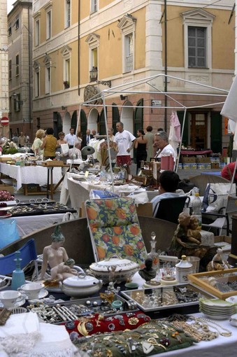 A Loano torna il Mercatino dell’Antiquariato e del Collezionismo A Loano torna il Mercatino dell’Antiquariato e del Collezionismo