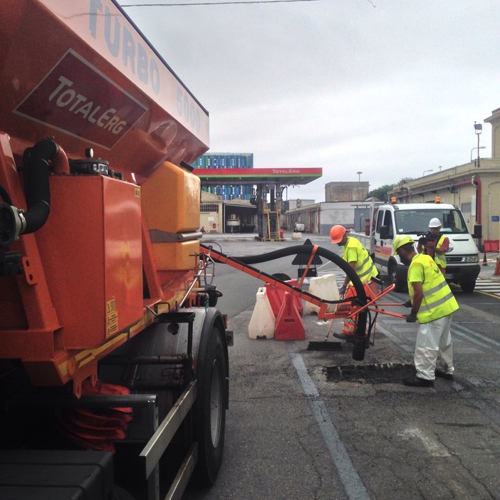 Emergenza "buche stradali" in Liguria: arriva la macchina TappaBuche Emergenza "buche stradali" in Liguria: arriva la macchina TappaBuche