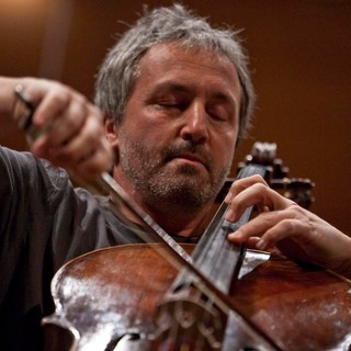 Mario Brunello (violoncello) con “Geometrie dell'anima: tra la grazia di Bach e l'abisso di Weinberg” inaugura l'edizione 2026 di “Noli Musica Festival”