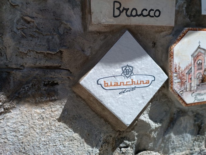 Sul Muretto di Alassio una nuova piastrella dedicata al Bianchina Club