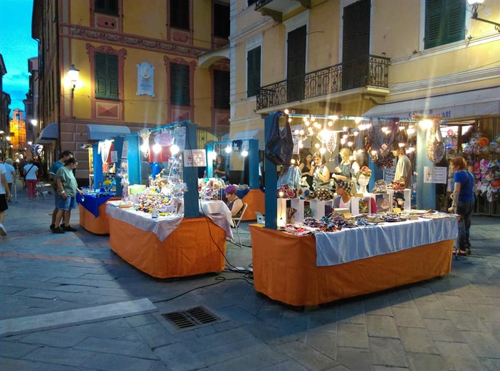 Loano, a luglio doppio appuntamento col mercatino "Mestieri in piazza" Loano, a luglio doppio appuntamento col mercatino "Mestieri in piazza"