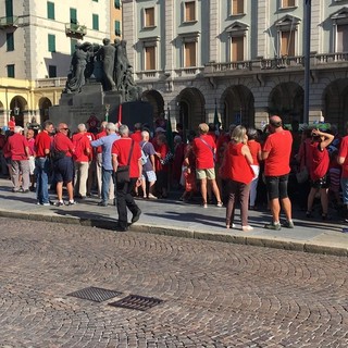 Savona, una maglietta rossa in piazza Mameli, segno di solidarietà, accoglienza e giustizia sociale. Rago, Anpi: "Basta morti in mare" Savona, una maglietta rossa in piazza Mameli, segno di solidarietà, accoglienza e giustizia sociale. Rago, Anpi: "Basta morti in mare"