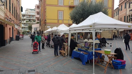Loano, in piazza Massena il “Mercatino dell'Artigianato” Loano, in piazza Massena il “Mercatino dell'Artigianato”