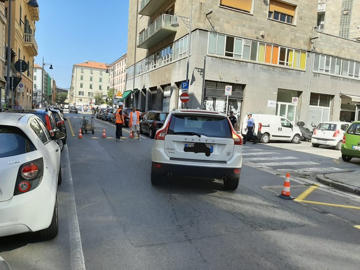 Savona, rinnovata la segnaletica in piazza Giulio II, cambia il senso di marcia della via interna che da corso Italia consente l'immissione in via Niella
