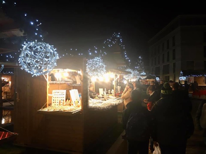 Pentolaccia, maschere tradizionali, animazione e tante golosità nel weekend del Mercatino di Natale a Loano