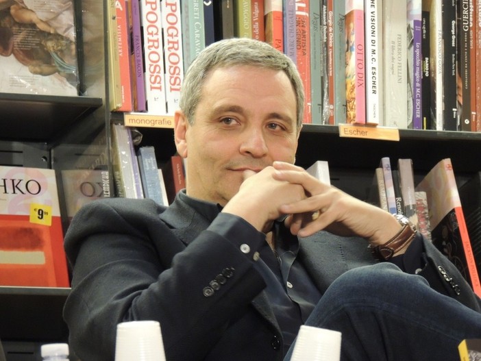 Savona, a Parole Ubikate lo scrittore Maurizio De Giovanni presenta il romanzo "Sorelle. Una storia di Sara"