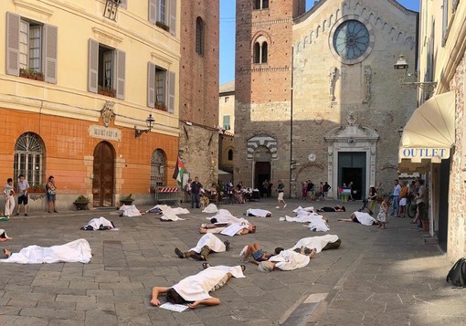 “Giù le mani dalla Palestina. No al neocolonialismo”: flashmob in piazza San Michele ad Albenga